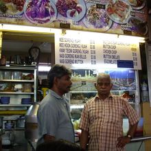 片言英語が通じるはず。