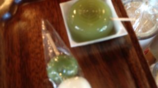 炭酸煎餅が一番、有名ですが、この団子も意外においしくいつも長蛇の列となっています。