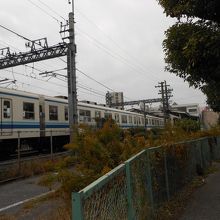豊春駅を出発する電車