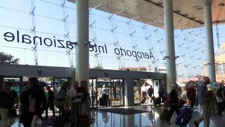 明るい雰囲気のナポリの空港