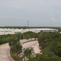 客室の通路から見えた空港の管制塔。