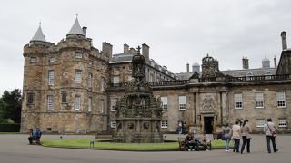 宮殿は豪華です。ホリールード教会は廃墟。