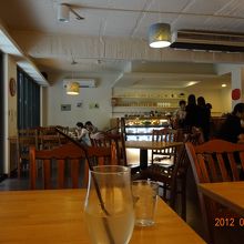 広々として素敵な店内。