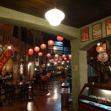 古い台湾の街の中で食事が出来るという設定。写真撮りまくりです
