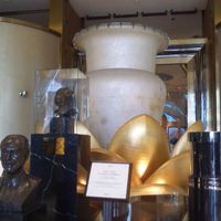 玄関ロビーにある像です。