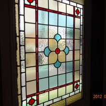 入り口のドアのステンドグラスが素敵