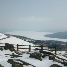 凍った屈斜路湖と中島