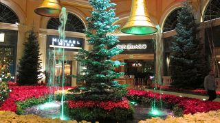 ものすごい数の生花が使われています