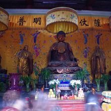 大仏殿の中には真ん中に釈迦牟尼仏、左に普賢菩薩、右に文殊菩薩