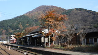 さびれた古い駅です