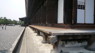 お堂正面の柱間が３３ある事とか呼ばれているとか