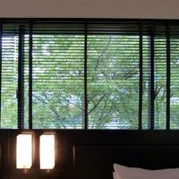 角部屋なのでベッドの上にも大きな窓が備わります 