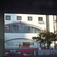 難波と日本橋の中間に位置する