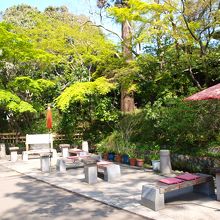 仲見世通りのこのスペースで大福とお茶をいただきます。