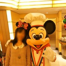 ミッキーと写真を撮ることができます
