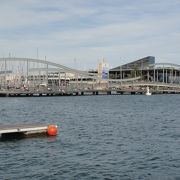 バルセロナ港にかかる海の橋