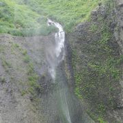 海岸沿いにかかる落差150mの滝！