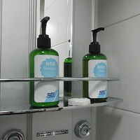 シャンプー、ボディーソープ、小さい石鹸のみあり