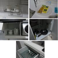 食器などもあり。ペットボトルの水2本サービス（冷蔵庫内）