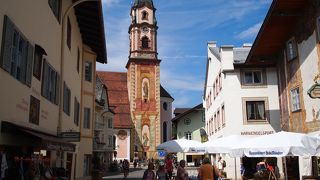 美しい壁面のフレスコ画がある教会