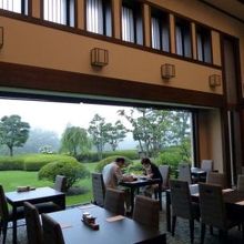 高い天井と大きな窓が特徴のレストラン 