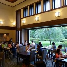 幅広い年代の客で賑わう土曜日のレストラン 