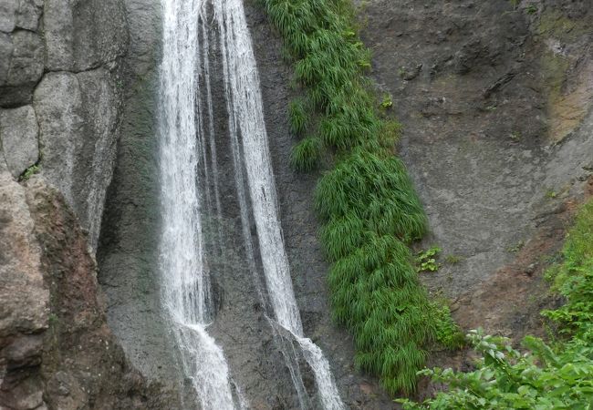 一枚岩の巨岩を滑り落ちるように落ちる「藻岩の滝」