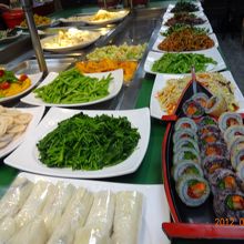 小さな店内に綺麗に盛り付けられたベジタリアンがたくさん！