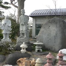 「石の館　サンロード」の石の彫刻