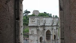 コロッセオのすぐ近く