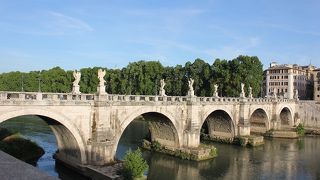 天使たちが見守る橋