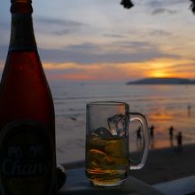 海と夕日とビール 極楽〜