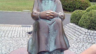 赤い靴の女の子の像がありました。