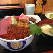 丼ぶりからあふれる刺身