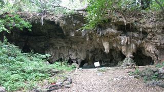 地元の拝所「ヤブチ洞穴遺跡」