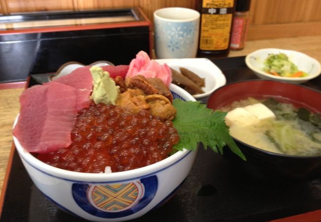 三色丼１３００円　