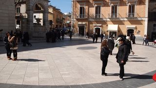 新市街とサッシのある旧市街の境界
