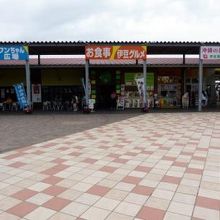 飲食店、土産物店、産直店、ドッグラン、足湯などが並ぶ複合施設