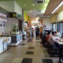 フードコートスタイルのレストラン 