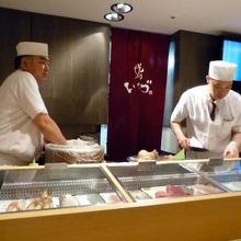 カウンターでは腕利きの二人の職人