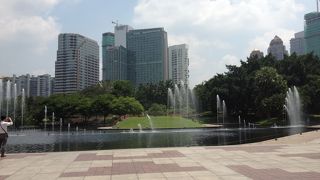 オフィス街の中にある憩いの公園