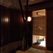 玄関を入ったらインターホンで知らせます