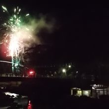 秋の花火をバックにした、露天風呂。１１月３日