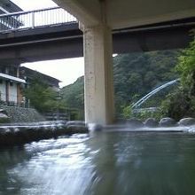 たっぷりの掛け流し露天風呂からの景色（１０／６）