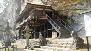 断崖にそってお堂が建つ