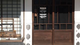 白壁の蔵にあるはかりの博物館