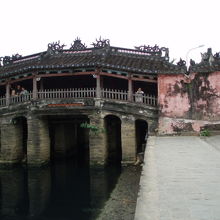 この橋の入り口に係員がいるんです!