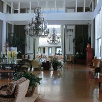 お洒落なロビーの家具はラルフローレン。シャンデリアは必見。