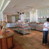 海を眺めながら朝食をいただける1階のプルメリアレストラン。