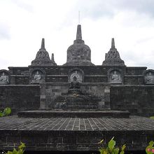 ボロブドゥールの仏教寺院にも似ている。